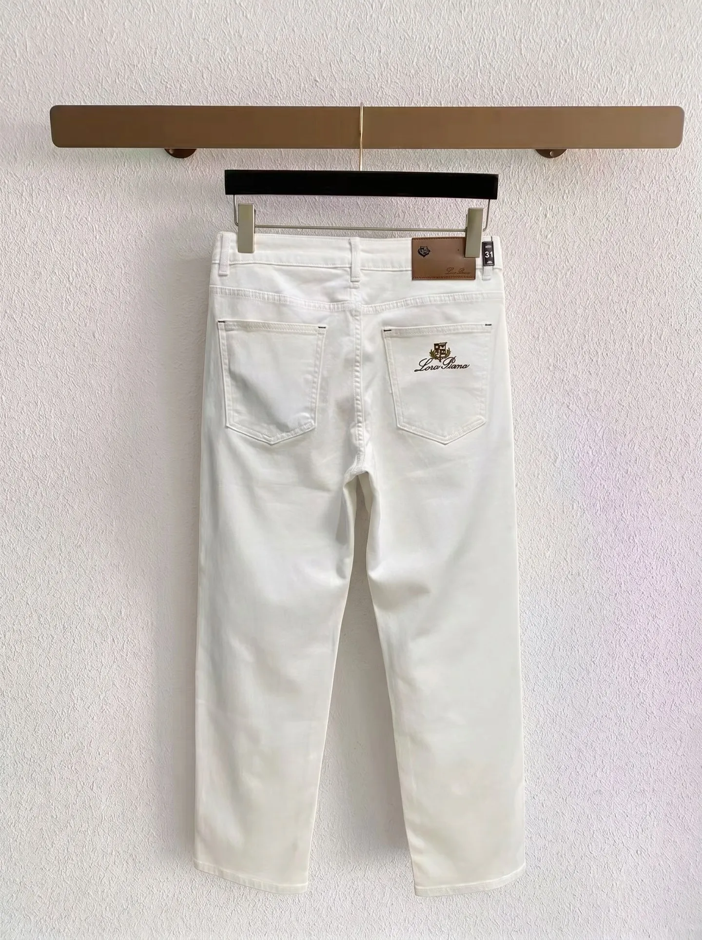 LP Nuoyoupanya launches new men’s jeans in the summer of 2026! Heavy-duty washed denim fabric, customized fabric is softer and more comfortable than ordinary denim fabric! Ultra-heavy industrial washing process and dual-process washing. The entire pair of pants has a comfortable hand feel, and the level of fineness and breathable effect are top-notch. All hardware brand logos are custom-made, and the materials are selected with the best attributes. The elasticity of the fabric is very good and the comfort is great! The low-key design style is simple and elegant. Sizes: 28-36 no 35